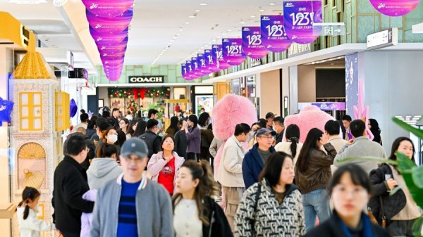 抢黄金买好意思妆，是谁的钱包捂不住了？申城年末耗尽狂欢提前开启